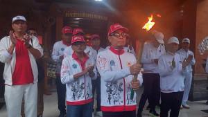 Wakil-Wali-Kota-Denpasar-I-Kadek-Agus-Arya-Wibawa-menggenggam-tongkat-api-obor.jpg