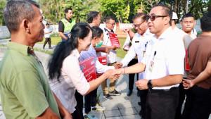Wali-Kota-Denpasar-IGN-Jaya-Negara-menyerahkan-bantuan-sosial-banjir.jpg