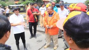 Wali-Kota-Denpasar-IGN-Jaya-Negara-saat-meninjau-wilayah-terdampak-banjir.jpg