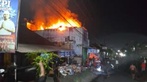 Warga-Panik-Api-Melahap-Toko-Plastik-di-Pandak-Gede-Tabanan-Bali-Kerugian-Capai-Rp-200-Juta.jpg