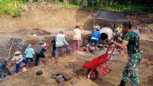 Warga-bersama-TNI-bergotong-royong-mengangkat-material-untuk-kerabat-beton-akses-jalan.jpg