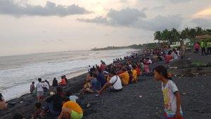 Warga-lokal-menikmati-suasa-pantai-di-Kabupaten-Gianyar-Bali-Minggu-15-Januari-2023.jpg