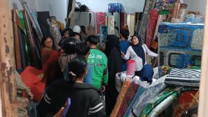 Warga-menyerbu-toko-karpet-di-kawasan-Jalan-Gajah-Mada-Denpasar.jpg