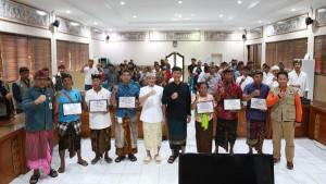Warga-terdampak-banjir-di-Kabupaten-Klungkung-menerima-bantuan-sosial-14.jpg