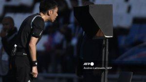 Wasit-Jepang-Yusuke-Araki-memeriksa-VAR.jpg