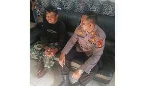 Wayan-Budiarta-bersama-petugas-kepolisian-setelah-ditemukan-warga-78.jpg