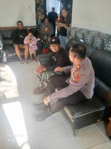 Wayan-Budiarta-bersama-petugas-kepolisian.jpg