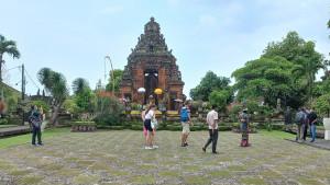 Wisatawan-mengunjungi-objek-Pemedal-Agung.jpg