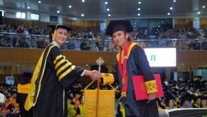 Wisuda-Periode-IV-Tahun-2025-Rektor-Intiyas-Lepas-1238-Creative-Minority.jpg