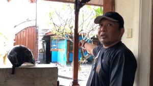 Yuda-warga-Jl-Siulan-Tengah-membersihkan-mobil-miliknya.jpg