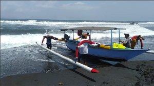 balawista-bpbd-gianyar-mempersiapkan-perahu-yang-dipinjam-pada-nelayan-untuk.jpg