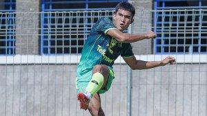 bek-kiri-persib-bandung-zalnando-tampak-berlatih-serius-melakukan-sepakan-jarak-jauh.jpg