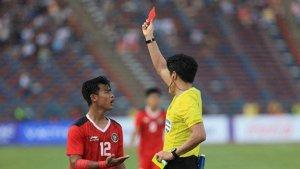 bek-kiri-timnas-indonesia-pratama-arhan-mempertanyakan-kartu-merah.jpg