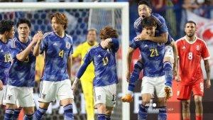 hiroki-ito-jepang-merayakan-dengan-rekan-setimnya-setelah-mencetak-gol-pertama.jpg