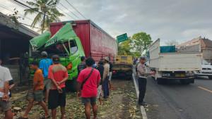 i-truk-dan-toko-bangunan-pasca-lakalantas-out-of-control.jpg