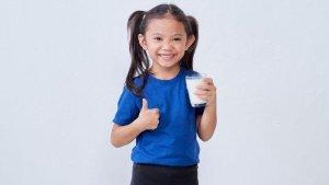 ilustrasi-anak-balita-minum-susu.jpg