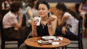 ilustrasi-minum-kopi-di-starbucks.jpg