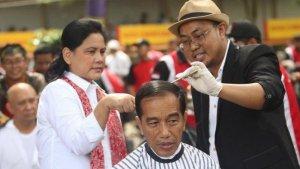 jokowi-didampingi-oleh-ibu-negara-iriana-jokowi-saat-cukur-rambut.jpg