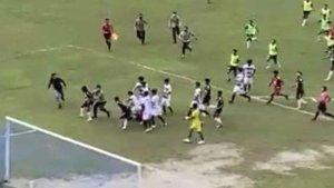 kasus-kekerasan-di-lapangan-sepak-bola-indonesia-kembali-terjadi.jpg