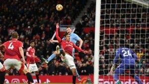 ksi-pemain-Manchester-United-saat-menelan.jpg