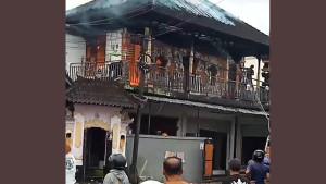 memadamkan-api-rumah-lantai-dua-yang-terbakar-di-Cemagi-Badung-789.jpg