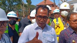 menhub-budi-saat-meninjau-progres-pembangunan.jpg