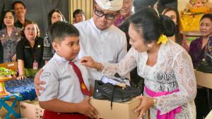 menyalurkan-bantuan-sarana-dan-prasarana-pendidikan-bagi-siswa-terdampak.jpg