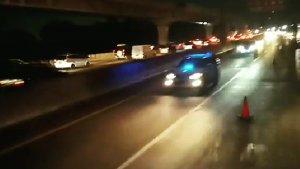 mobil-terobos-jalur-contraflow-dengan-lampu-dan-sirine.jpg