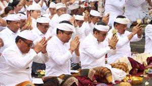 ngaturang-Bhakti-Penganyar-serangkaian-Ida-Bhatara-Turun-Kabeh-di-Pura-Agung-Besakih.jpg
