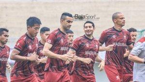 para-pemain-madura-united-tengah-melakukan-sesi-latihan-di-stadion-indomilk.jpg