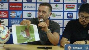 pelatih-Persija-Jakarta-Thomas-Doll-membawa-bukti-cetak-ketika-Witan-Sulaeman-dilanggar.jpg