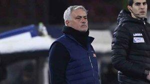 bali/pelatih-jose-mourinho-tampak-berdiri-di-lapangan-di-laga-lecce-vs-as-roma.jpg