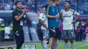 pelatih-luis-milla-tampak-memberikan-instruksi-di-laga-arema-fc-vs-persib-bandung.jpg