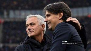 pelatih-roma-jose-mourinho-dari-portugal-kiri-memeluk-pelatih-inter-milan-simone-inzaghi.jpg