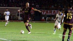 pemain-psm-makassar-wiljan-pluim-mengontrol-bola.jpg