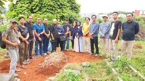 pemakaman-almarhum-Achmad-Subechi-di-TPU-Villa-Dago-Tol.jpg