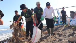 pembersihan-sampah-di-muara-Sungai-swcf.jpg