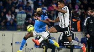 bali/penyerang-napoli-victor-osimhen-kiri-bersaing-dengan-bek-juventus-alex-sandro.jpg