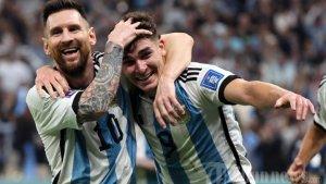 penyerang-timnas-argentina-julian-alvarez-kanan-merayakan-golnya-dirangkul-10-lionel-messi.jpg