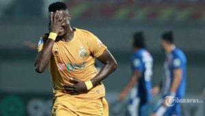 pesepak-bola-bhayangkara-fc-ezechiel-ndouasel-merayakan-gol.jpg