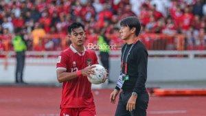 shin-tae-yong-mendampingi-pratama-arhan-saat-akan-melakukan-lemparan-ke-dalam.jpg