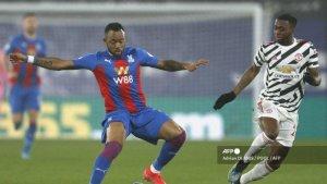 striker-crystal-palace-kelahiran-prancis-jordan-ayew-kiri-ditantang-oleh-bek-inggris-manchester.jpg
