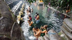 suasana-melukat-di-pura-tirta-empul-tampaksiring-gianyar.jpg