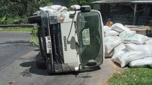 truk-terguling-sdvc.jpg