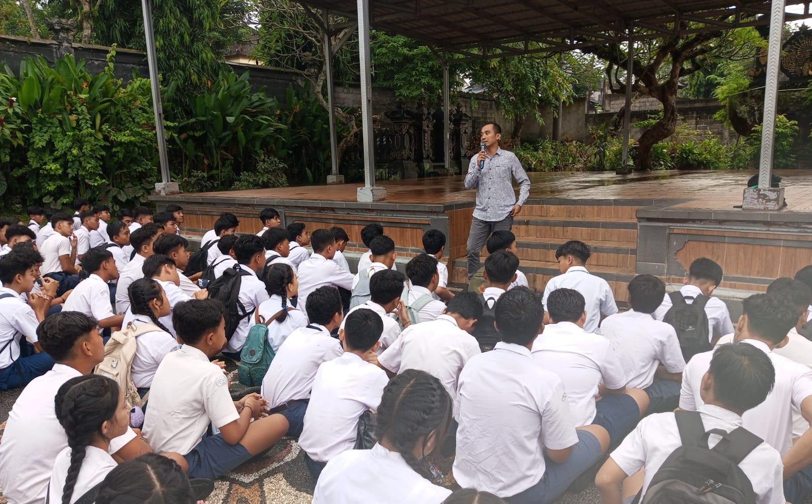 246-Siswa-Manggis-Bali-Belajar-Jadi-Pemilih-Kritis-KPU-Soroti-Bahaya-Hoaks-dan-Politik-Uang.jpg