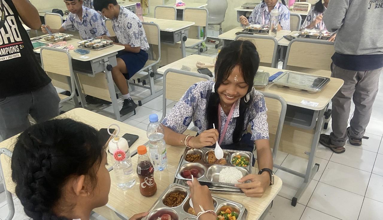 328-Siswa-SMPN-3-Denpasar-Santap-Makan-Bergizi-Gratis-Dari-SPPG-Polda-Bali-Ratih-Rasanya-Enak.jpg