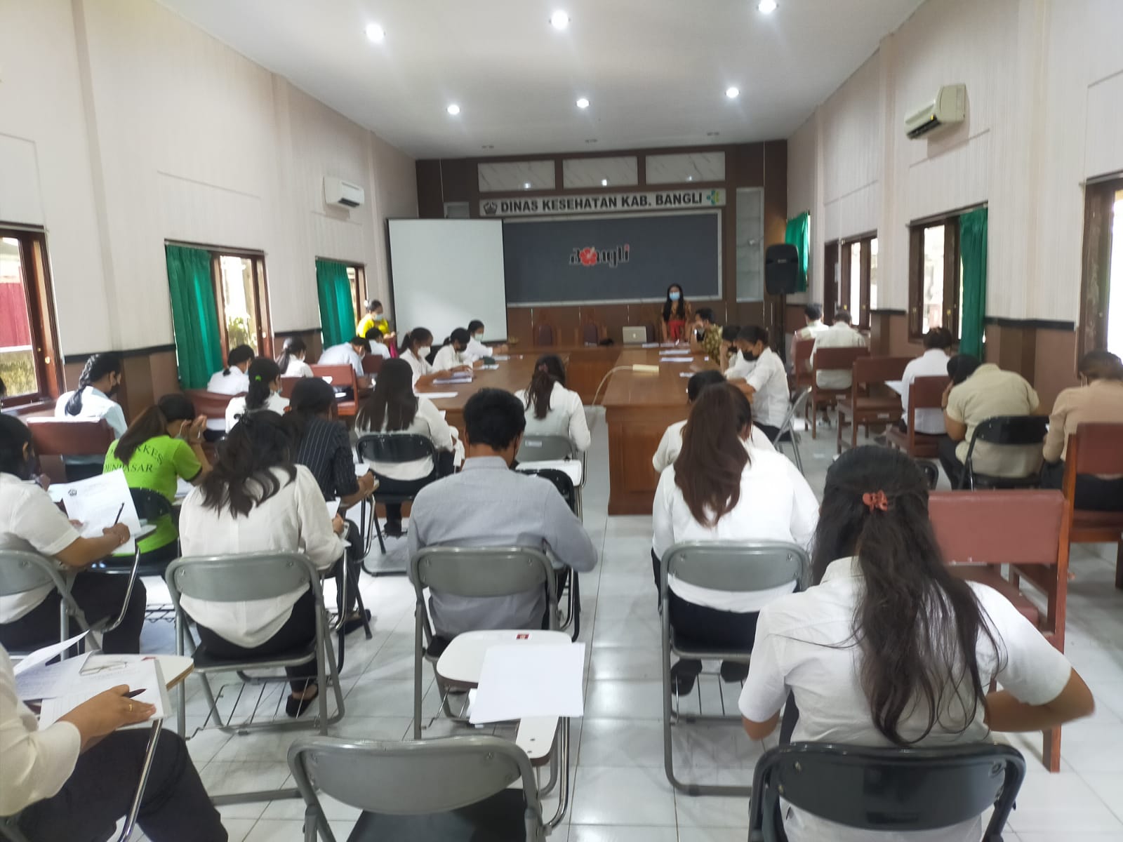 36-calon-tenaga-kontrak-dinas-kesehatan-bangli-saat-melakukan-tes-tulis.jpg