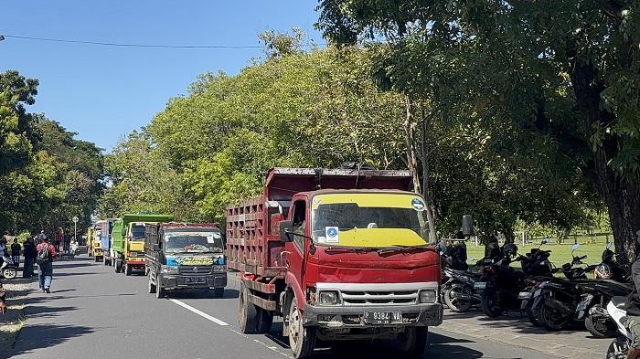 400-truk-swakelola-sampah-Bali-di-Renon.jpg