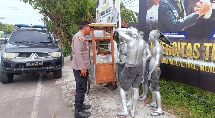 Sebelum Diserahkan ke Satpol PP, Kapolsek Denpasar Timur Ajak 5 Manusia Silver Makan Bakso
