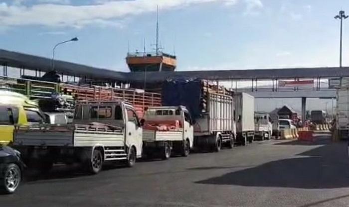 ANTREAN-KENDARAAN-Kondisi-di-Pelabuhan-Gilimanuk-yang-sempat-ditutup.jpg